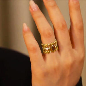 Anello Cocktail T0651 con Corona, Oro e Granato, Stile Vintage con Incastonatura a Griffe, Anello Raffinato da Donna per Matrimonio - Product Image 3