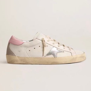 Zapatos deportivos de diseño sencillo con forma de estrella de cinco puntas, antibacterianos y que absorben los impactos. Zapatos deportivos populares de estilo básico. - Product Image 1