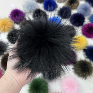 Vente en gros de pompons en fourrure de raton laveur multicolores pour femmes bonnet super large ponpon en fourrure de raton laveur avec bouton pression - Product Image 4