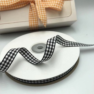 Ruban à carreaux Buffalo Plaid, design festif saisonnier pour l'emballage de boîtes cadeaux de Noël - Product Image 4