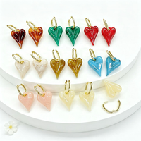CH-LAE0908 Jolies petites boucles d'oreilles en forme de cœur, plaquées or, en cuivre, avec cœurs en acrylique colorés, bijoux pour femmes, vente en gros