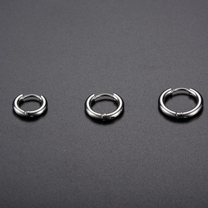 Pendientes de aro minimalistas unisex de acero de titanio con diseño redondo para un estilo urbano - Product Image 3