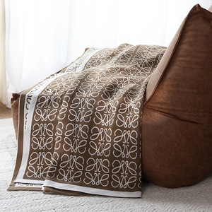 Manta de punto suave de estilo nórdico, manta cálida, cubierta decorativa para el extremo de la cama para Hotel y hogar - Product Image 1