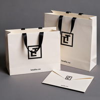 Sacs en papier de luxe pour emballages de vêtements, sacs cadeaux biodégradables recyclables personnalisés avec votre propre logo pour les petites entreprises