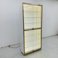 Vitrine haute en acier inoxydable plaqué titane avec garniture dorée, verrouillable, éclairage LED et étagères réglables pour centre commercial