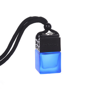 Flacon de parfum pour voiture en verre carré bleu givré de 8 ml avec bouchon en métal argenté - Product Image 2