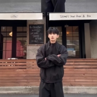 Blouson bomber noir à col montant zippé pour homme, coupe oversize, style streetwear décontracté avec poignets côtelés
