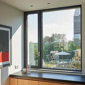 Schlussverkauf beliebter Stil doppelt isoliertes Glas Aluminiumfenster Keller Schaukelfenster mit Grill-Design