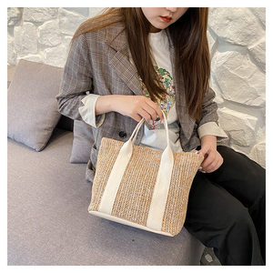 Sac tissé grande capacité en paille, chic et frais, pour femme, à porter à l'épaule ou en bandoulière, idéal pour la plage, les voyages et les vacances - Product Image 4