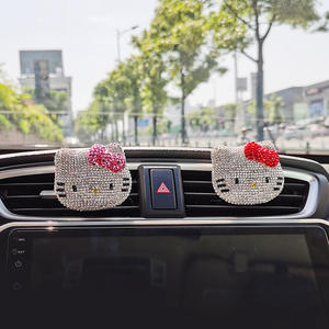 Bestseller Hello Kitty Kopfform Metall-Anhänger für Auto-Lüftungsauslass Duftspender Innenraum-Dekoration - Product Image 1