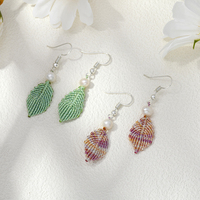 Boucles d'oreilles pendantes originales en macramé micro-tressé avec feuille, nœud porte-bonheur et fleur, design artisanal, petites boucles d'oreilles pendantes pour filles