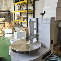 Machine à étaler la crème à gâteau sur le bureau / Machine à lisser et à décorer les gâteaux d'anniversaire
