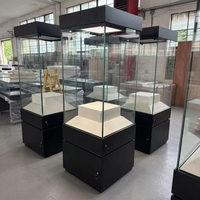 Vitrine de musée autoportante GZowin en verre trempé avec éclairage LED suspendu, écologique et durable pour les expositions de reliques culturelles
