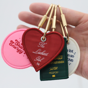 พวงกุญแจดีไซน์ใหม่ ปักโลโก้ตามสั่ง เป็นมิตรกับสิ่งแวดล้อม ทนทาน พร้อมจี้ทองเหลือง สำหรับของขวัญส่งเสริมการขายทางธุรกิจ และการสร้างแบรนด์รถยนต์ - Product Image 6