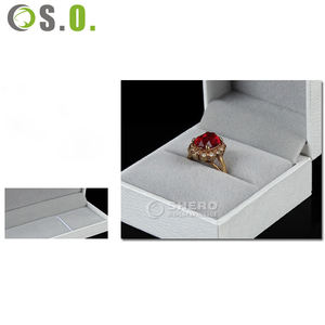 Caja de Joyería de Cartón con Cuero Sintético PU Blanco, Personalizable con Logotipo, para Anillos de Boda, Aretes y Joyas - Product Image 4