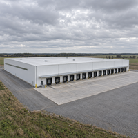 Entrepôt préfabriqué en structure métallique, quais de chargement multiples, bardage isolé, atelier métallique, bâtiment de distribution logistique