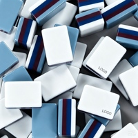 Juego de Mahjong Americano de Lujo Moderno de Acrílico de Tres Capas con Rayas Verticales Azul Polvoriento y Borgoña para 4 Jugadores, Entretenimiento Personalizado