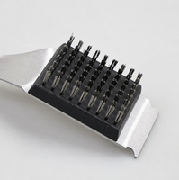 Brosse de nettoyage 2-en-1 pour grille de barbecue avec grattoir et manche long