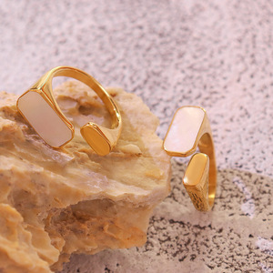 แหวนเปิดประดับมุกสีขาวแบบปรับได้สำหรับผู้หญิง |   สแตนเลสสตีลชุบทอง 18K PVD |   แหวนเปลือกหอยมินิมอล - Product Image 2