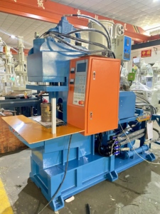 เครื่องฉีดพลาสติกไฮดรอลิกแนวนอนความเร็วสูง พร้อมตลับลูกปืนสำหรับการผลิตปลั๊กไฟฟ้าจากวัสดุเทอร์โมพลาสติก PVC - Product Image 6