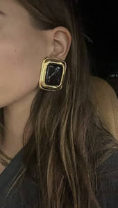 ต่างหูทรงเรขาคณิตสีดำทอง ดีไซน์มินิมอลสไตล์เกาหลี ยี่ห้อ Kaimei Fashion ทำจากทองเหลือง - Product Image 3