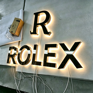 ป้ายไฟ LED 3 มิติ ตัวอักษรอะคริลิคเรืองแสงพร้อมโลโก้สีทองบนแผ่นสแตนเลสแบบกระจกเงา สำหรับใช้ในสำนักงาน - Product Image 3