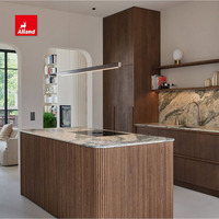 Armoire de cuisine en placage de bois foncé, placage de noyer simple, avec porte coulissante, garde-manger, îlot à nervures cannelées, poignée intégrée