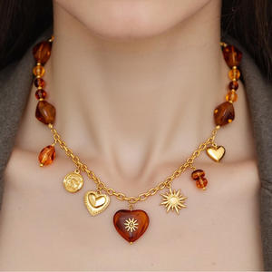 Collar de Acero Inoxidable Estilo Europeo Americano con Colgante de Corazón de Resina Ámbar y Cuentas, Cadena Elegante para Clavícula, Cadena para Suéter de Mujer - Product Image 1