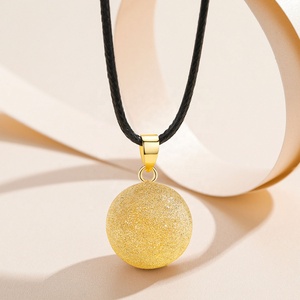 Joyería chapada en oro hipoalergénica de buena calidad, colgante de Bola de armonía de diseño Simple, collar de bola redonda dorada para mujer - Product Image 2