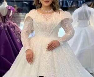 فستان زفاف فاخر مطرز بالخرز والترتر والدانتيل بتصميم خيالي، فستان زفاف مطرز بفخامة مع ذيل طويل، فستان زفاف أنيق بأكمام طويلة وتصميم صدرية - Product Image 5