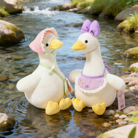 Harga Pabrik Boneka Bebek Putih Lembut Kawaii Berpakaian Topi Gingham dan Pita, Boneka Hewan Angsa untuk Perlengkapan Fotografi Anak