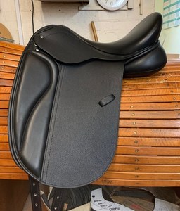 Silla de Doma Profesional de Cuero con Estructura Reforzada, Asiento Acolchado Suave y Ajuste Ajustable para Equitación - Product Image 3