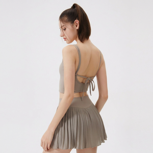 Sujetador deportivo de tirantes dobles finos para mujer, con espalda cruzada y aberturas, almohadillas extraíbles, cuello en U, top corto para tenis, yoga, correr, gimnasio y entrenamiento. - Product Image 1