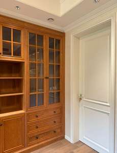 ตู้หนังสือไม้เชอร์รี่แบบดั้งเดิมของอเมริกาเหนือ - ชั้นวางของไม้พร้อมแผงกระจกและลิ้นชักสำหรับห้องนั่งเล่น/ห้องทำงาน - Product Image 3