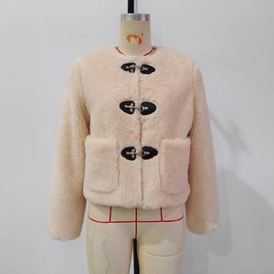 OUDINA giacca da donna all'ingrosso nera con fibbia a molla in pile girocollo invernale alla moda cappotti di <span class=keywords><strong>pelliccia</strong></span> <span class=keywords><strong>per</strong></span> donna - Product Image 3