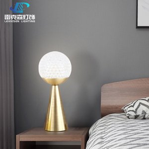 โคมไฟตั้งโต๊ะแก้วสไตล์นอร์ดิก โพสต์โมเดิร์น มินิมอล แต่งด้วยสีทอง ให้แสงอบอุ่น หรูหรา เหมาะสำหรับห้องนั่งเล่น ห้องนอน ข้างเตียง ดีไซน์มินิมอล - Product Image 4