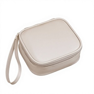 Sac de rangement pour serviettes hygiéniques pour femmes, haut de gamme, luxe léger, exquis, en PU, avec fermeture éclair, motif lettres et petites étoiles scintillantes, portable, petit format - Product Image 1
