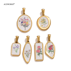 Herbarium d'Or |   Pendentif botanique en acier inoxydable plaqué or 18K PVD, breloques en forme de fleurs |   Imperméable, hypoallergénique, sans ternissement - Product Image 6