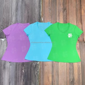ผู้ผลิตเสื้อผ้าสตรี เสื้อคอวีลึกแบบสั่งทำพิเศษ พร้อมโลโก้สั่งทำ เสื้อยืดคอวีผ้าฝ้ายเจอร์ซีย์ทรงเข้ารูปสำหรับผู้หญิง เสื้อยืดคอวีน้ำหนักเบาสำหรับผู้หญิง - Product Image 5