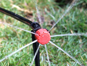 Gotero de Microirrigación de Plástico de 8 Orificios con Flujo Ajustable, Tipo Caperucita Roja, para Riego en Granjas, Invernaderos y Horticultura - Product Image 3