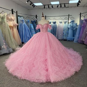 Robe de bal de Quinceañera rose bonbon à volants Dy6984, avec corsage perlé en forme de cœur et jupe superposée en mousseline, tulle et organza - Product Image 2