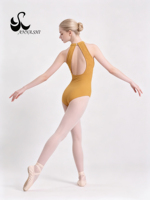 Ropa de Baile de Entrenamiento Amarilla con Cuello Halter y Malla Floral en Relieve de Anna Shi, con Abertura Frontal y Espalda Descubierta para Ballet