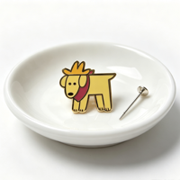 Épinglette en émail dur plaqué or de haute qualité, motif chiot jaune mignon de dessin animé avec couronne et écharpe marron