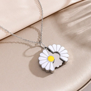 จี้ดอกไม้สแตนเลสสตีลชุบทอง 18K PVD กันน้ำ สลักโลโก้ด้วยเลเซอร์ตามสั่ง เครื่องประดับส่วนบุคคล - Product Image 4