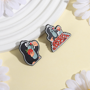 Broches en émail plaqué 3D, motif conte de fées animé, mignons taupes mangeant <span class=keywords><strong>des</strong></span> fraises et construisant <span class=keywords><strong>des</strong></span> murs, bijoux pour amis - Product Image 3