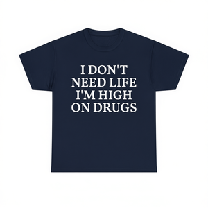 T-Shirt Unisex 'Non Ho Bisogno della Vita, Sono Alto in Droga' con Stampa Serigrafica, Manica Corta, Collo Rotondo, Maglietta Promozionale - Product Image 1