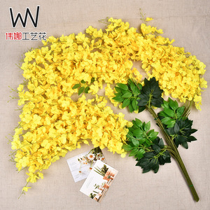 Guirlandes de fleurs artificielles Wisteria jaunes en soie de 110 cm pour décorations de mariage et de maison - Product Image 1
