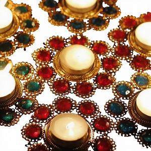 Portavelas de metal para velas de té, moderno y colorido, decoración del hogar, surtido de Diya, regalos para el festival Diwali, recuerdos, Rangoli para el suelo - Product Image 1