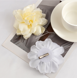 ที่คาดผมดอกกุหลาบผ้าซาตินสีขาวขนาดใหญ่ กิ๊บติดผมสำหรับผู้หญิง งานแต่งงาน เครื่องประดับผมสำหรับแต่งหน้า งานเต้นรำ งานพรอม - Product Image 6