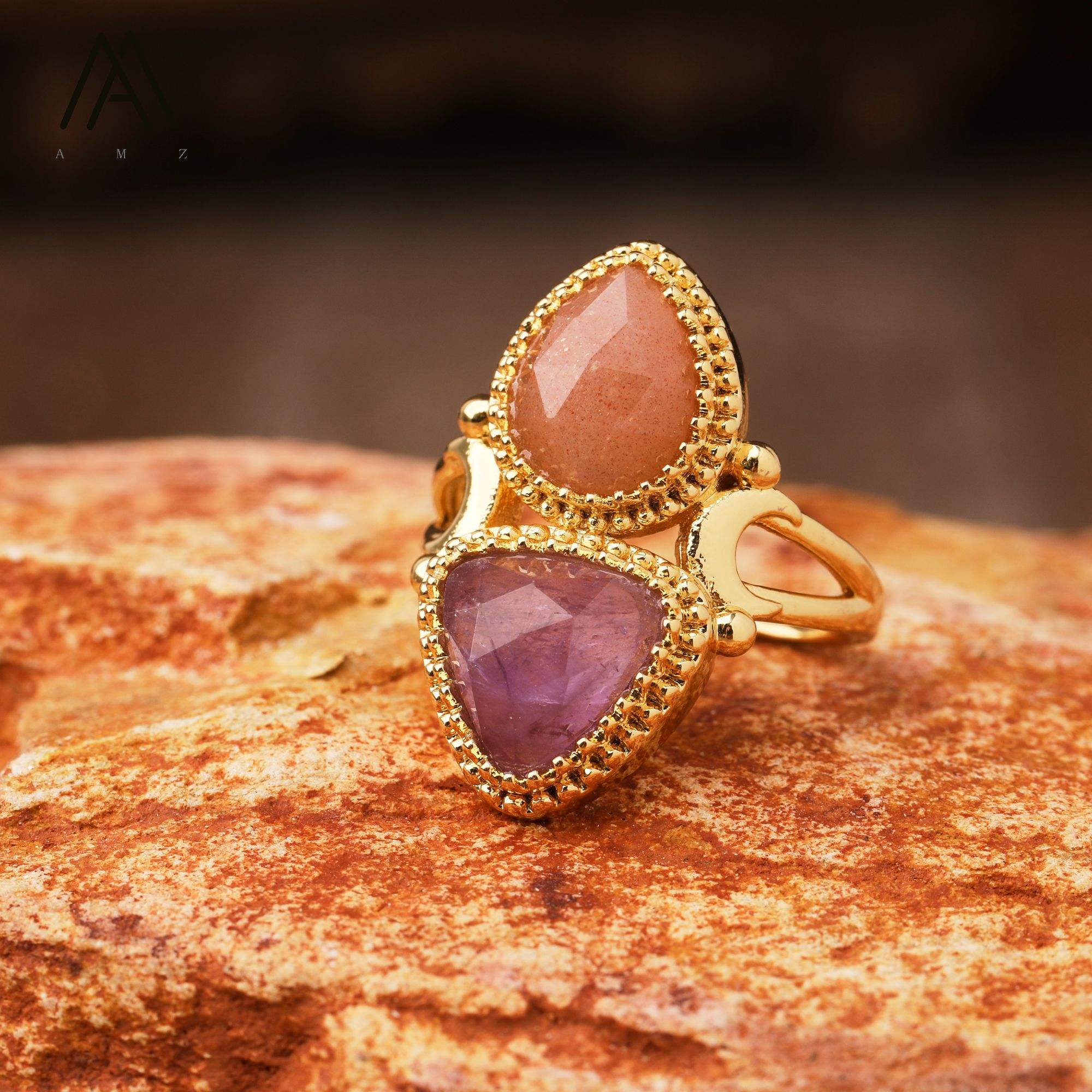 Anillo de oro con piedra solar